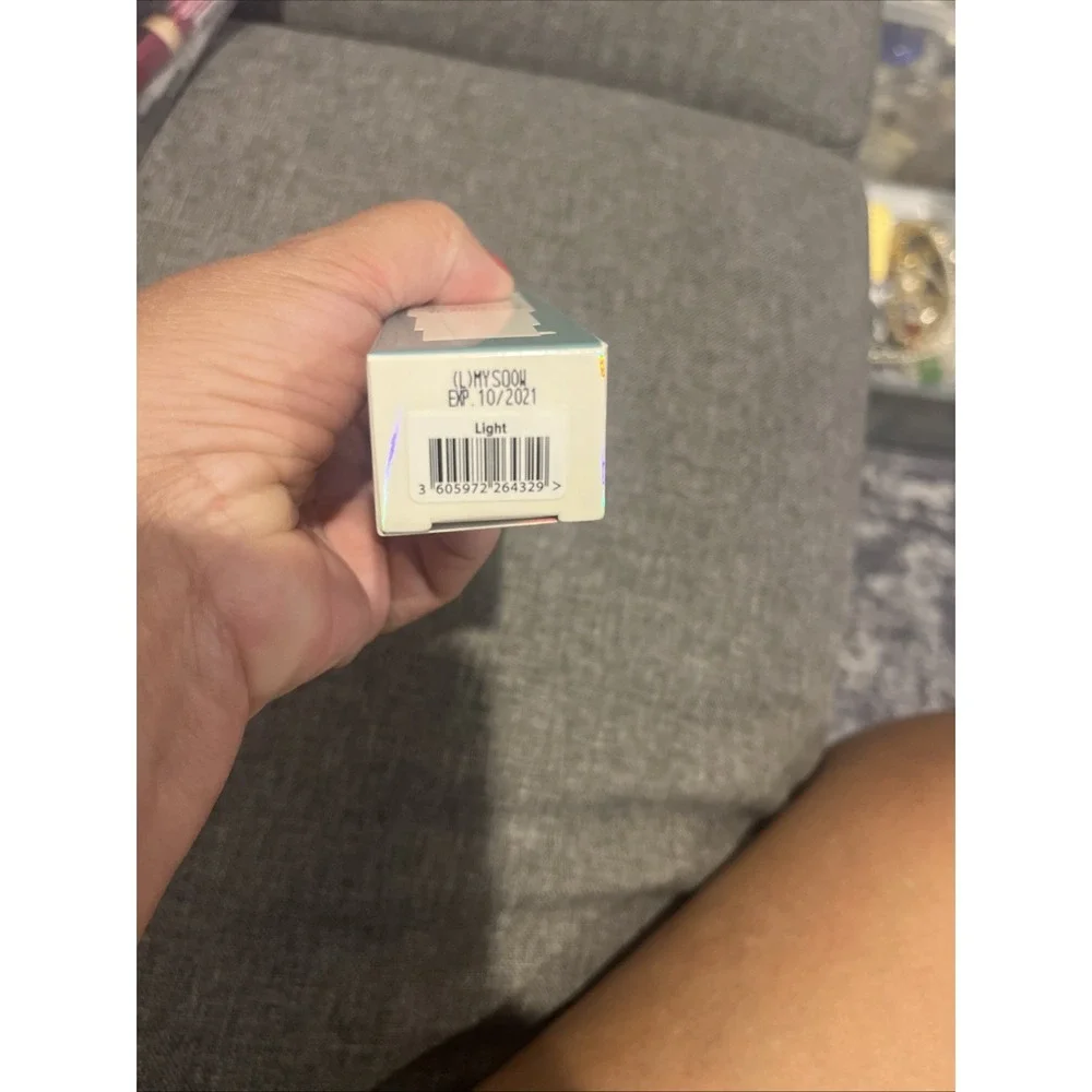 MSRP $47 It Cosmetics Bye Bye Foundation OilFree Matte SPF 50+ Sunscreen - LIGHT